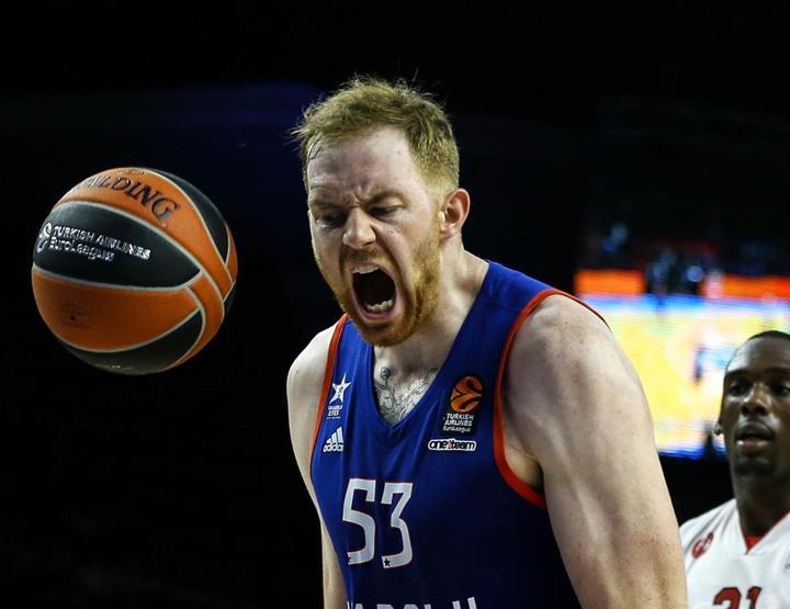Anadolu Efes 19 sayı geriden geldi