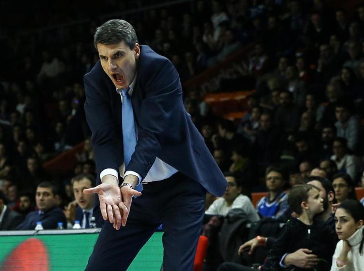 Anadolu Efes 19 sayı geriden geldi