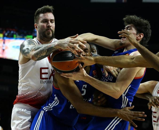 Anadolu Efes 19 sayı geriden geldi
