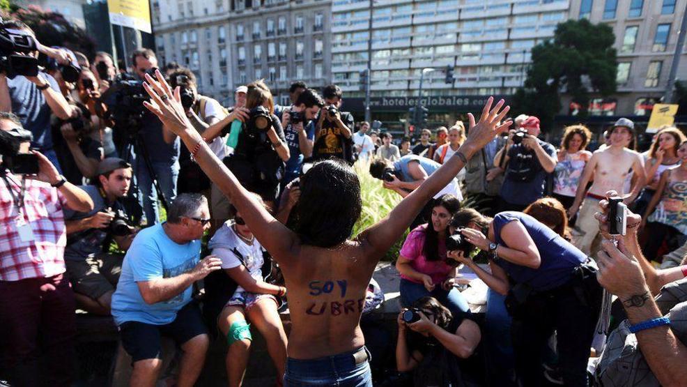 Arjantinde üstsüz protestosu