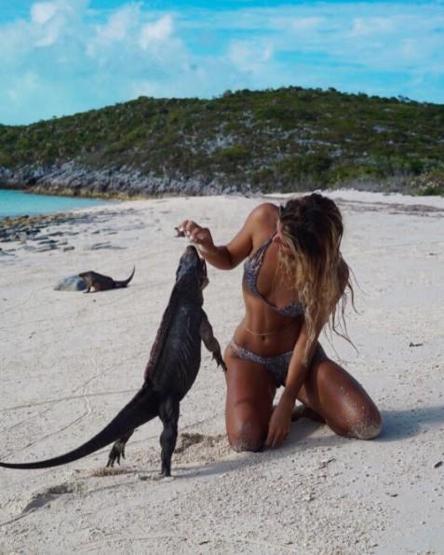 22 yaşında dünyayı dolaşıp deniz canlılarıyla fotoğraf çektiriyor