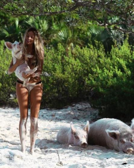 22 yaşında dünyayı dolaşıp deniz canlılarıyla fotoğraf çektiriyor