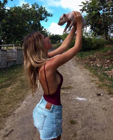 22 yaşında dünyayı dolaşıp deniz canlılarıyla fotoğraf çektiriyor