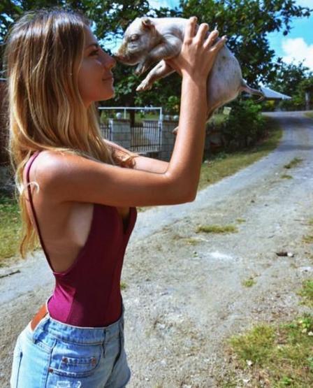 22 yaşında dünyayı dolaşıp deniz canlılarıyla fotoğraf çektiriyor