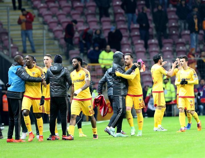 Galatasaray taraftarından futbolculara protesto