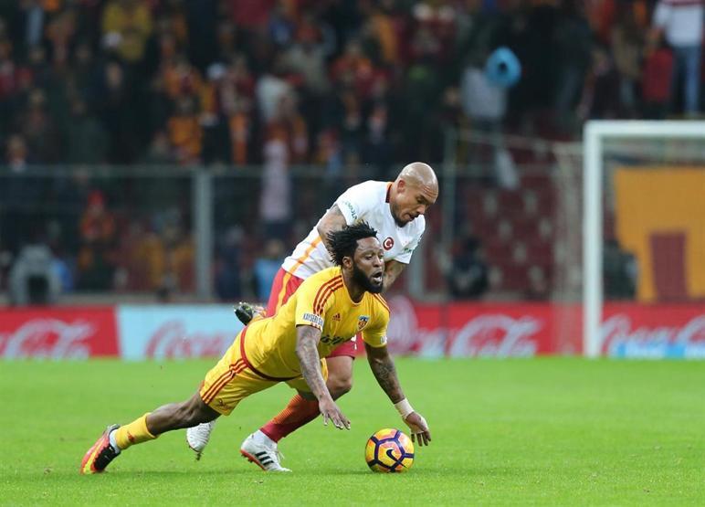 Galatasaray taraftarından futbolculara protesto