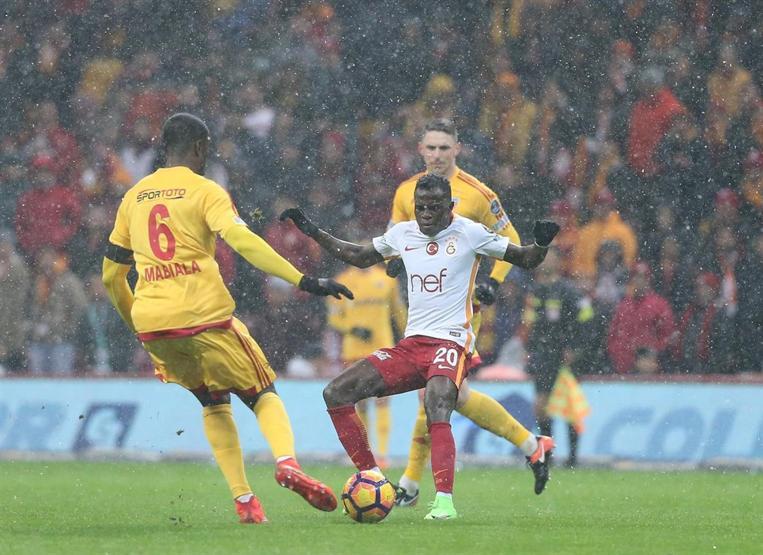 Galatasaray taraftarından futbolculara protesto