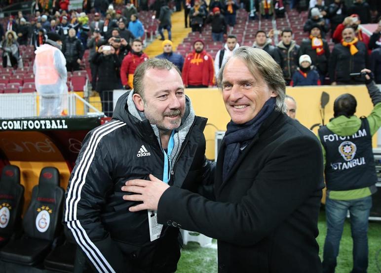 Galatasaray taraftarından futbolculara protesto