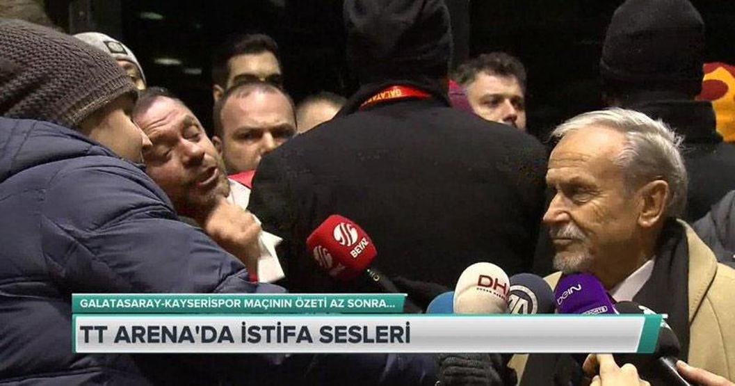 Galatasaray taraftarından futbolculara protesto