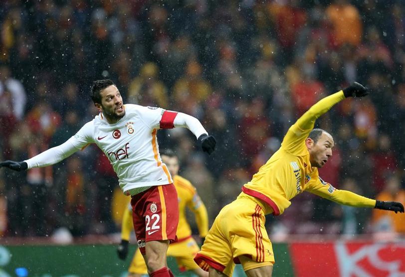 Galatasaray taraftarı beyaz mendil salladı