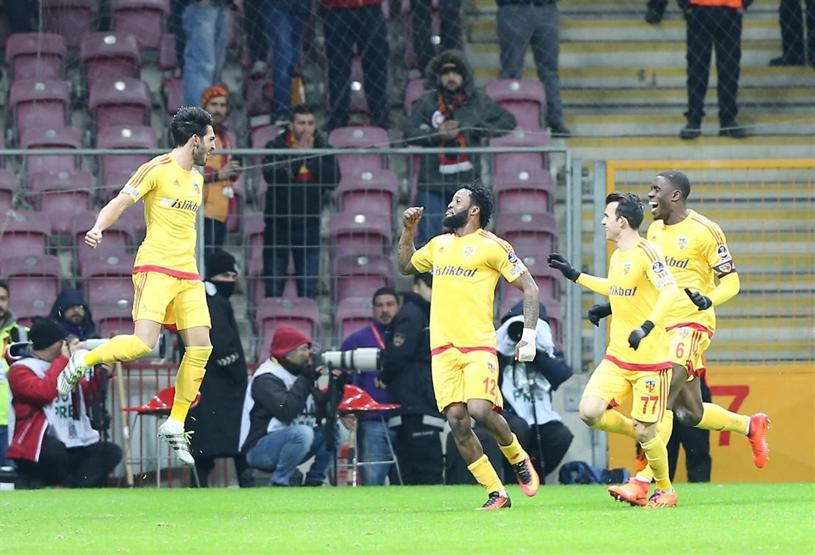 Galatasaray taraftarı beyaz mendil salladı
