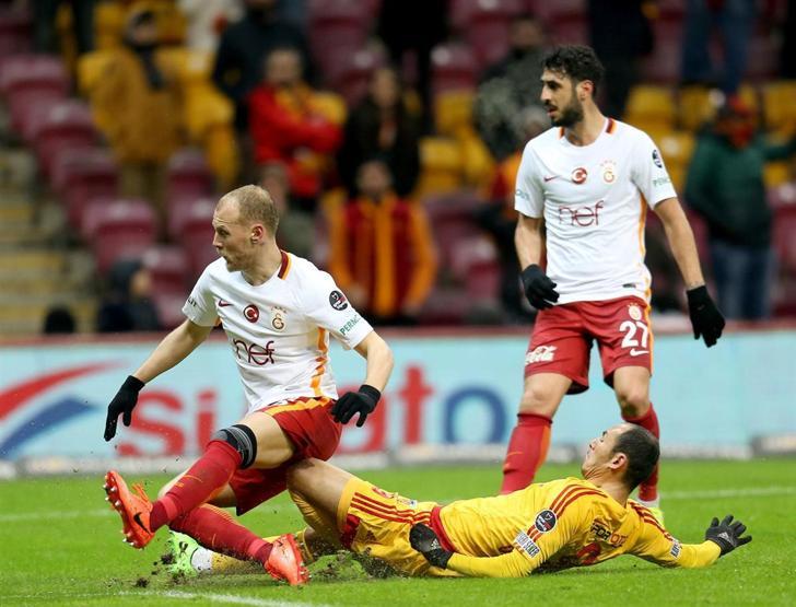Galatasaray taraftarı beyaz mendil salladı