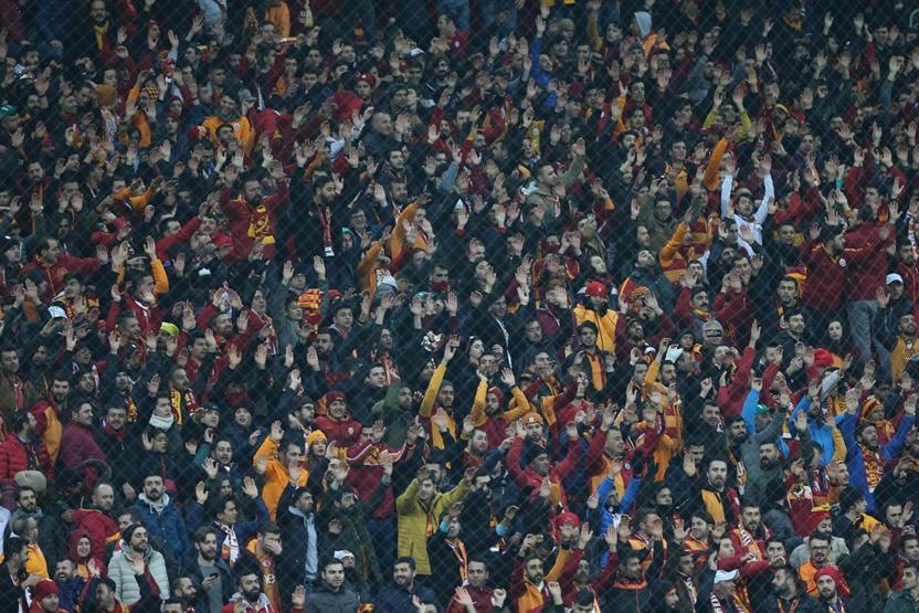 Galatasaray taraftarı beyaz mendil salladı