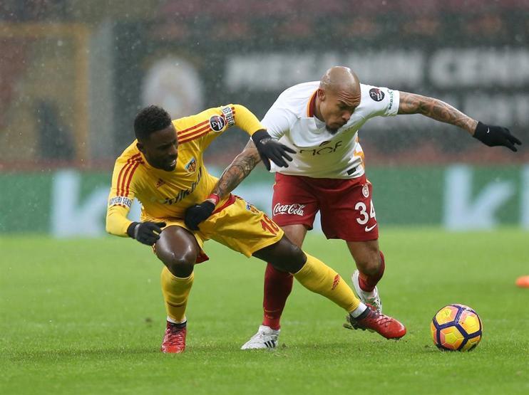 Galatasaray taraftarı beyaz mendil salladı
