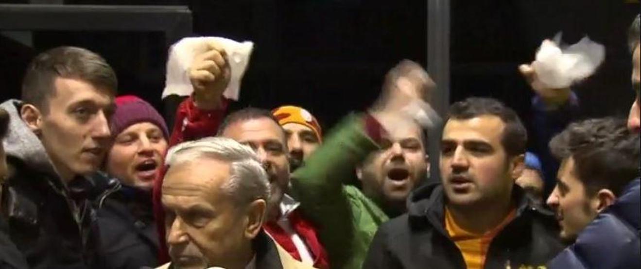 Galatasaray taraftarı beyaz mendil salladı