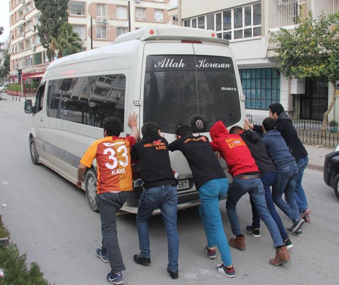Galatasaray taraftarına taşlı saldırı