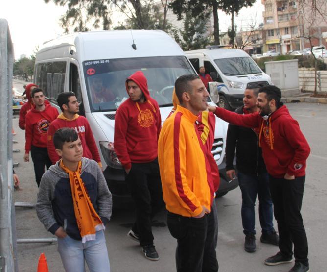 Galatasaray taraftarına taşlı saldırı