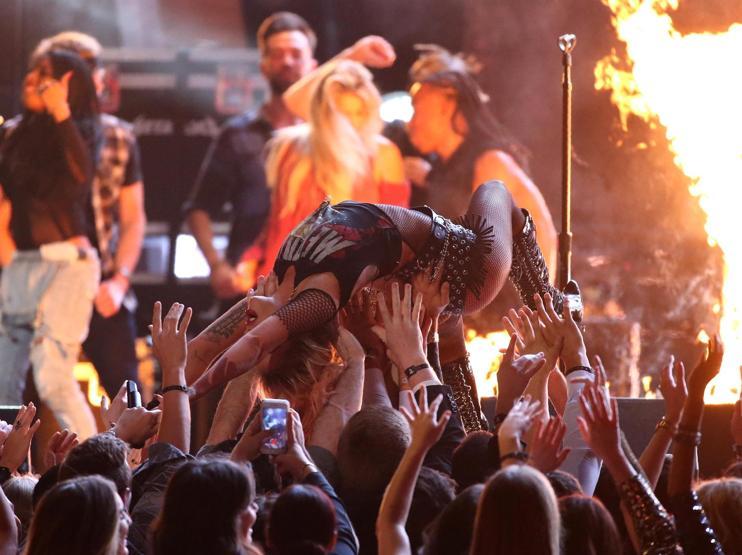 Lady Gaga yeni dövmesini gösterdi