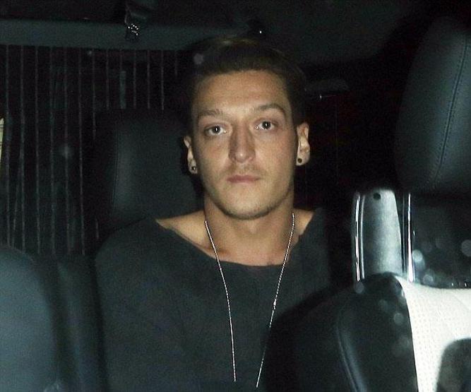 İngiliz basını Mesut Özil ile Amine Gülşe aşkını yazdı