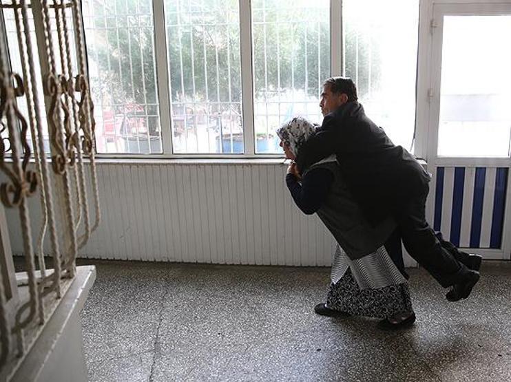 Böyle aşk görülmedi: Engelli kocasını sırtında taşıyor