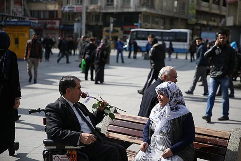Böyle aşk görülmedi: Engelli kocasını sırtında taşıyor