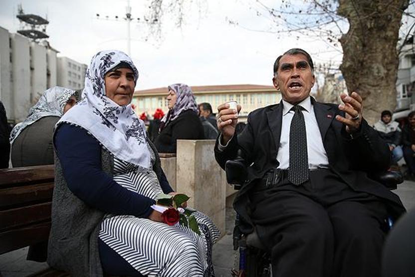 Böyle aşk görülmedi: Engelli kocasını sırtında taşıyor