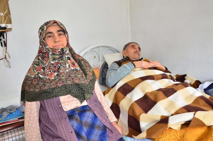 Yatalak eşine çocuğu gibi bakıyor, yetkililerden yardım bekliyor
