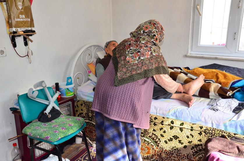Yatalak eşine çocuğu gibi bakıyor, yetkililerden yardım bekliyor