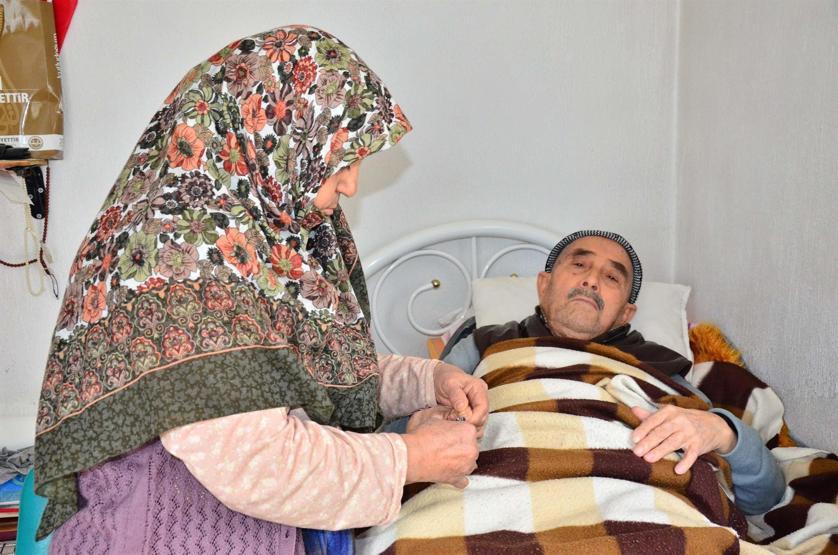Yatalak eşine çocuğu gibi bakıyor, yetkililerden yardım bekliyor