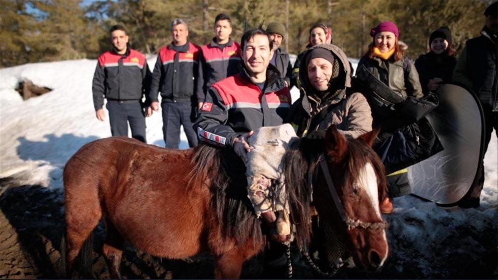 Karda kaybolan sinemacılar kurtarıldı
