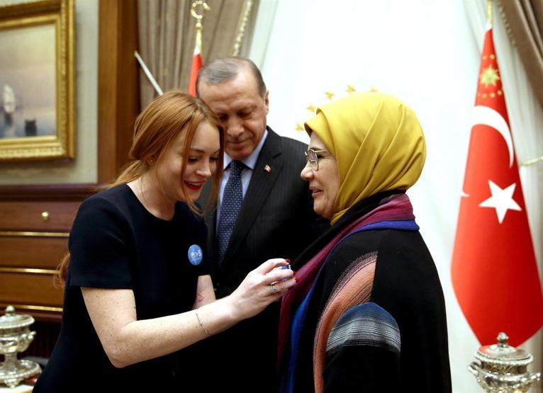 Lindsay Lohan ülkesine dönmekten korkuyor