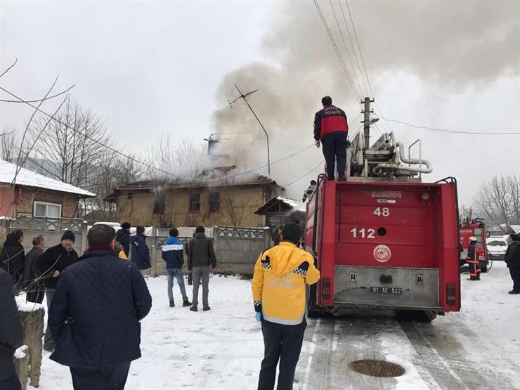 Düzcede korkutan ev yangını