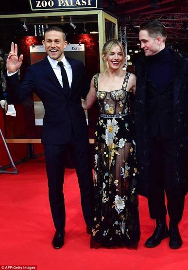 Sienna Millerdan transparan tercih