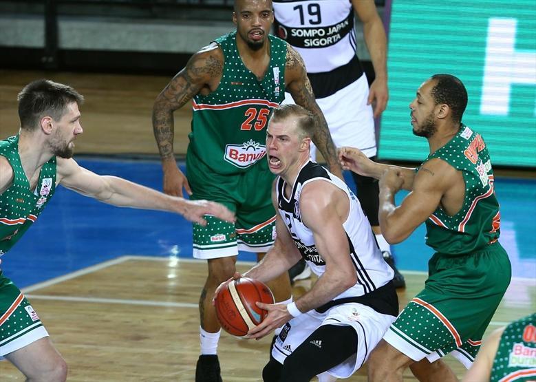 Beşiktaş Türkiye Kupasına veda etti, Banvit turladı