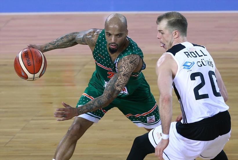 Beşiktaş Türkiye Kupasına veda etti, Banvit turladı