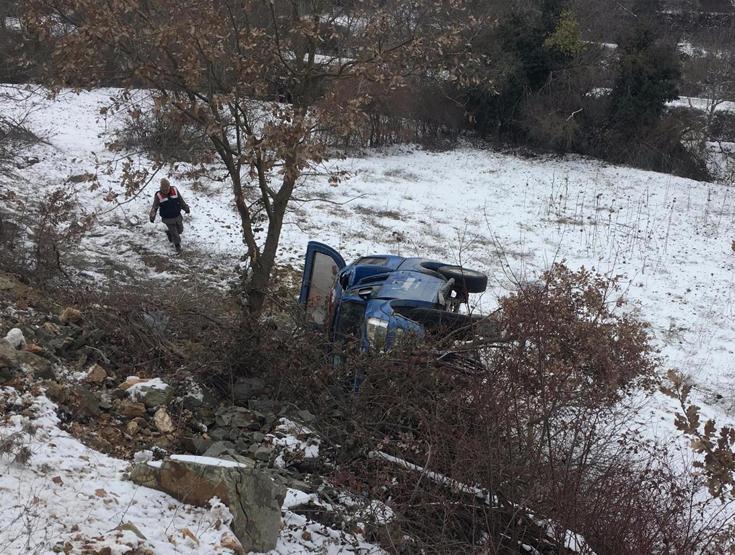 Jandarma aracı şarampole uçtu: 3 yaralı