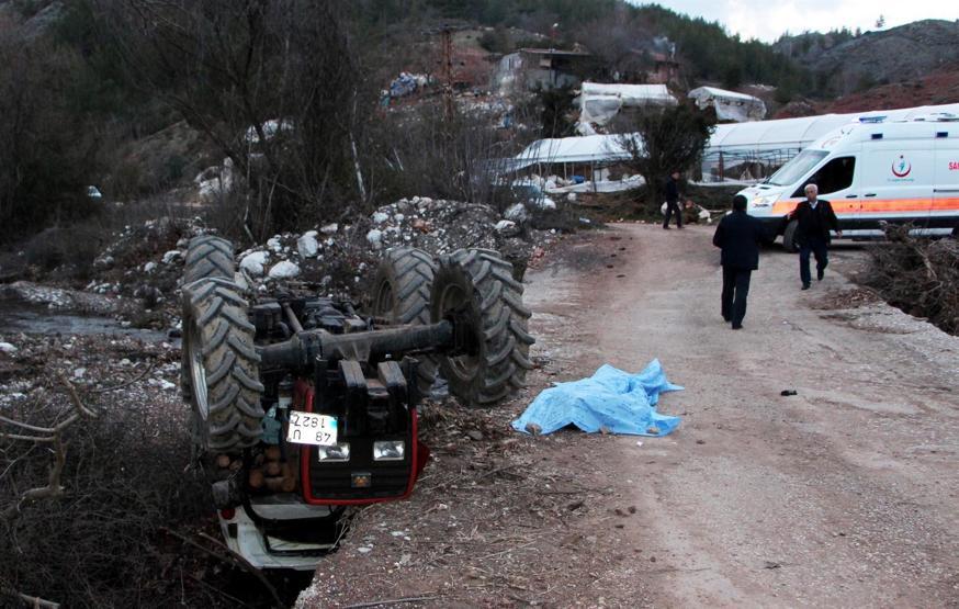 Dere yatağına devrilen traktörün altında can verdi
