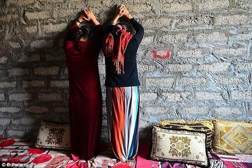 Çocuklarımın gözü önünde her gün tecavüze uğradım