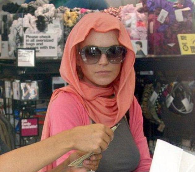 Lindsay Lohana büyük şok Havalimanında ırkçı saldırıya uğradı