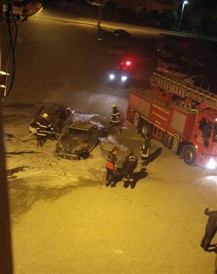 2 otomobil ateşe verilerek yakıldı
