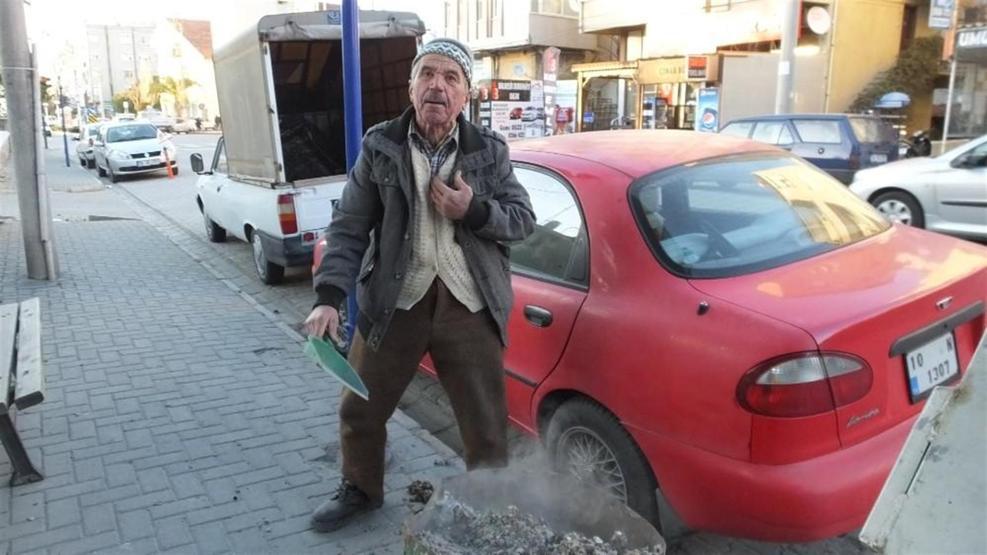 Çevreci dede her gün sokakları temizliyor