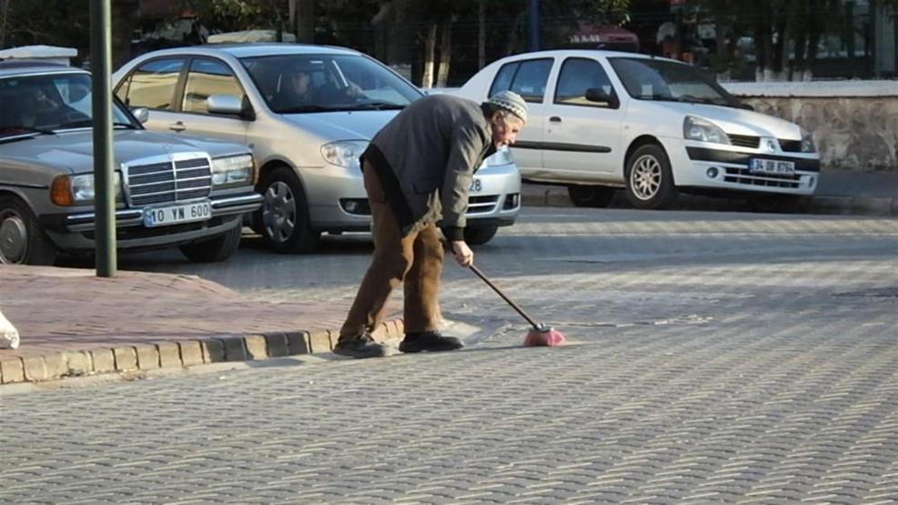 Çevreci dede her gün sokakları temizliyor