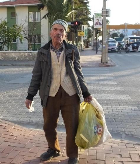 Çevreci dede her gün sokakları temizliyor