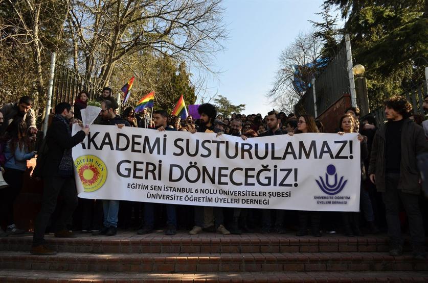 YTÜden ihraç edilen akademisyenler alkış ve sloganlarla uğurlandı