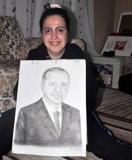 Ayağıyla Cumhurbaşkanı Erdoğanın portresini yaptı