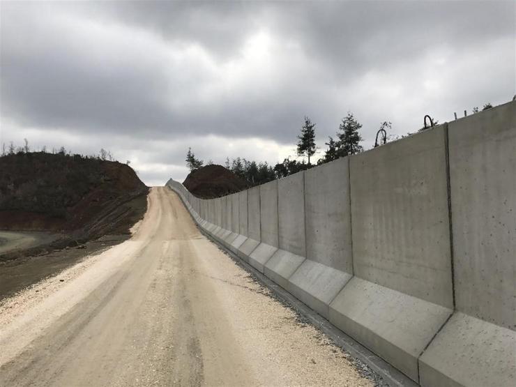 Suriye sınırına inşa edilen duvarın yarısı tamamlandı