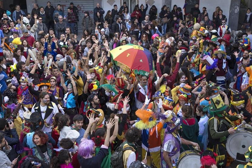 Napoliden rengarenk karnaval enstantaneleri