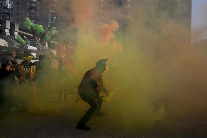 Napoliden rengarenk karnaval enstantaneleri