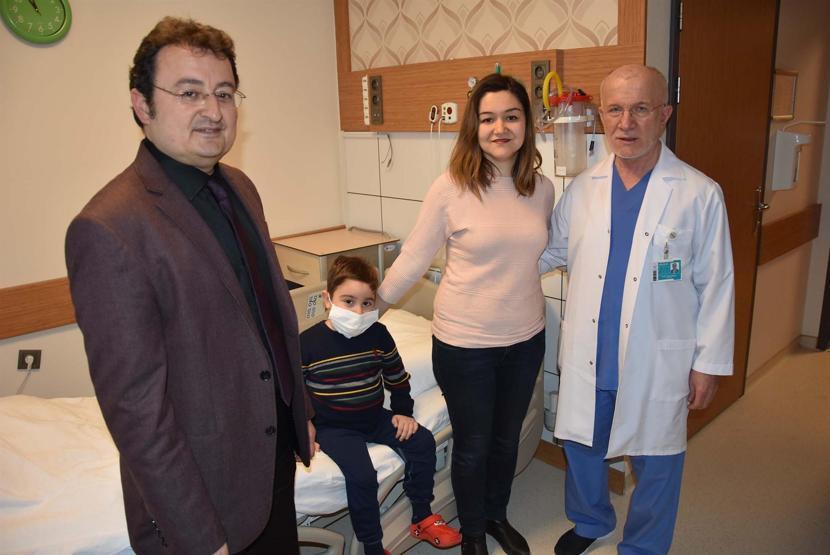 Annesinden karaciğer babasından da böbrek alıp hayata bağlandı