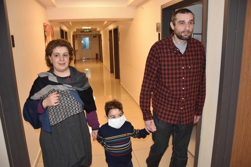 Annesinden karaciğer babasından da böbrek alıp hayata bağlandı